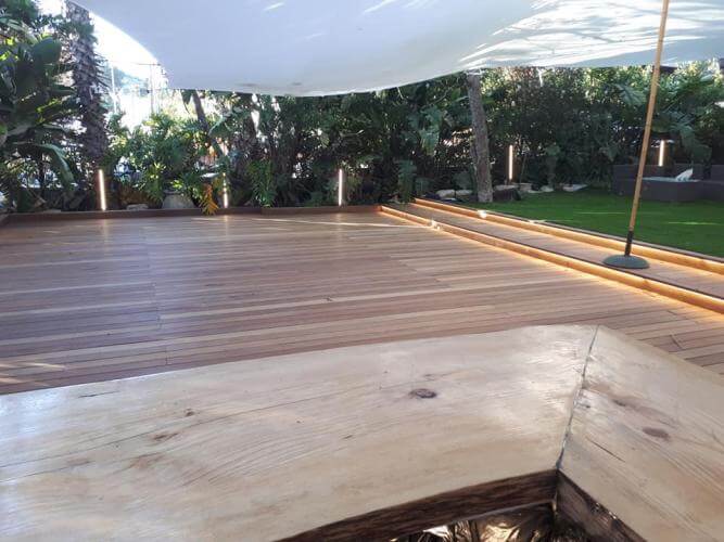 בניית דק בחצר בבית פרטי